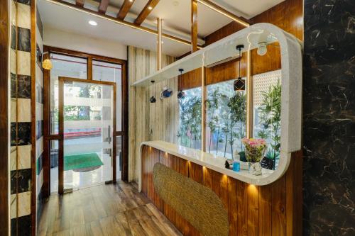 baño con lavabo y ventana en Home2 Studio Apartments en Bombay
