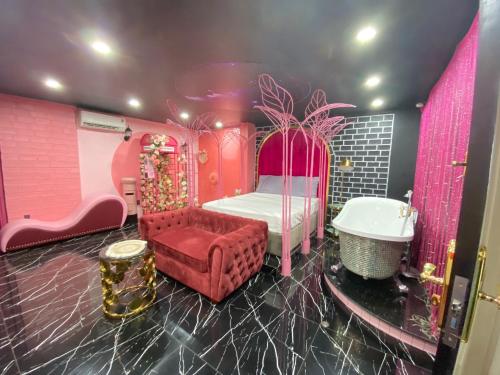 Thôn Dương Xuân HạにあるHOÀNG GIA ATHENA HOTELのピンクのバスルーム(ベッド1台、バスタブ付)