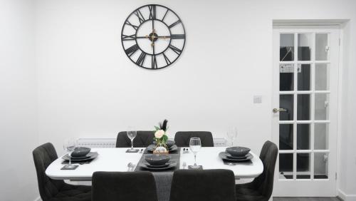 ETIHCITY - 3 Bedroom Semi - Free Parking near Etihad Stadium, Tourist attractions, Manchester City Centre, Transport and Motorway Links next to McDonald's - Sky n Netflix photo 29