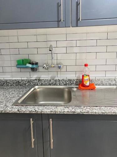 Una cocina o kitchenette en Serene Flat in Bugolobi Close to Village Mall