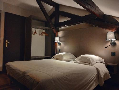 モントルイユにあるHÔTEL ROYAL MONTREUILのベッドルーム1室(大きな白いベッド1台、枕2つ付)