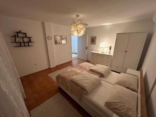 Una cama o camas en una habitación de domus est alba