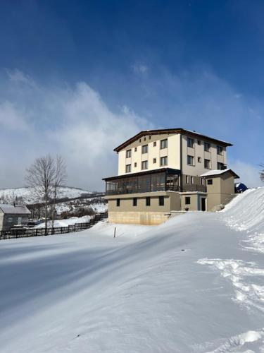 コニツにあるHotel Han Jelicaの雪道横の建物