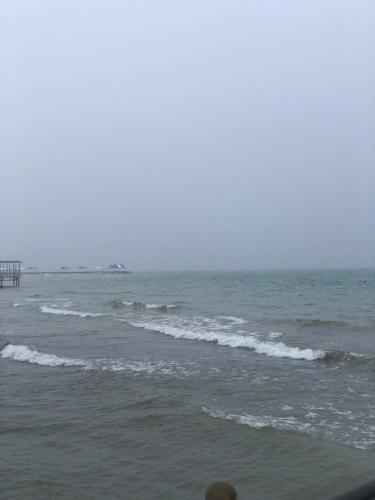 een uitzicht op de oceaan met een pier in de verte bij Solnyshko 13/2 in Chok-Tal