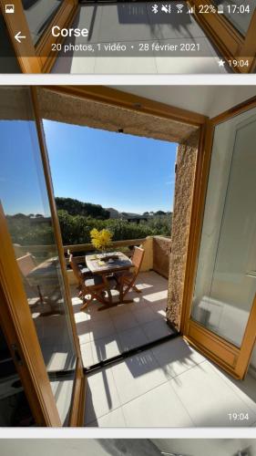 - une vue depuis la fenêtre d'une terrasse avec une table dans l'établissement apparemment propriano, à Propriano