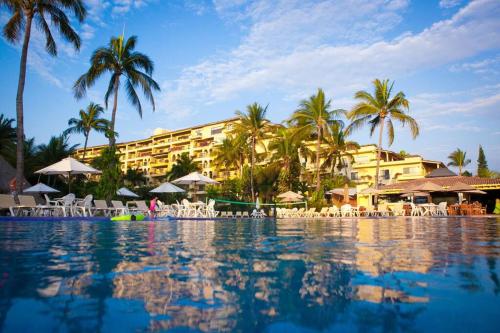 a view of a resort with a swimming pool at Espectacular Villa Frente al Mar in Puerto Vallarta