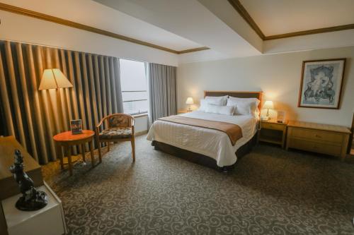 Cette chambre comprend un grand lit et une fenêtre. dans l'établissement Hotel Miramar, à Lima