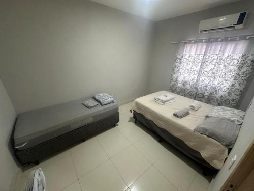 Un pat sau paturi într-o cameră la Casa - Temporada Cuiabá MT