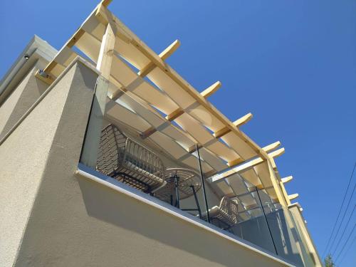 - un balcon avec une balustrade en métal sur un bâtiment dans l'établissement Olivar del Mar, à Nydri