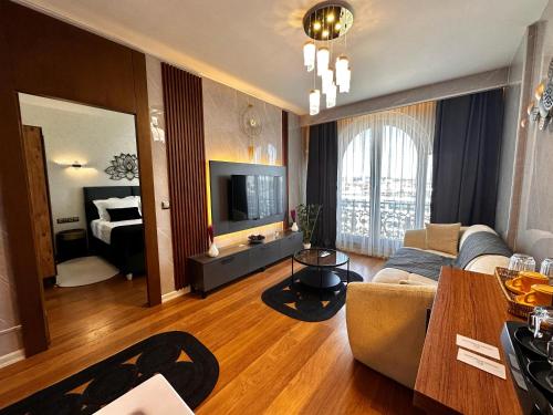 イスタンブールにあるİstanbul Houses Sabiha Gökçen Airportのソファとテレビのあるリビングルーム