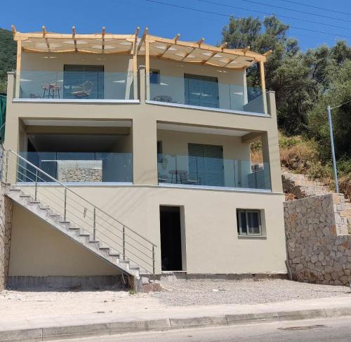 una casa con una escalera delante de ella en Olivar del Mar en Nydri