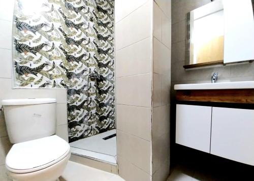 ein Bad mit einem WC und einem Waschbecken in der Unterkunft Appart relax aéroport 5 min in Nouaceur
