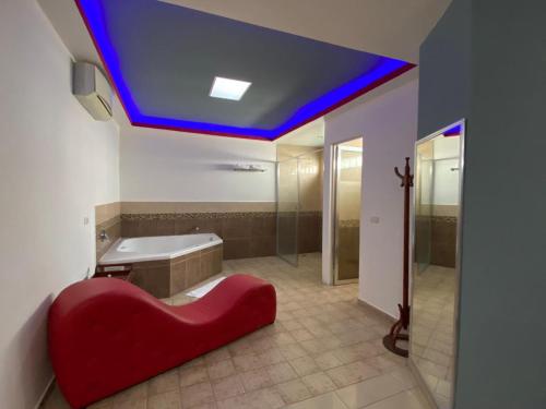 Autohotel Frances : حمام مع مقاعد حمراء أمام حوض الاستحمام