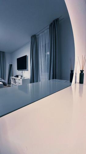 a room with a large white table in front of a window at Piz Alpina die grosse, moderne Wohnung mit Bergsicht in Davos