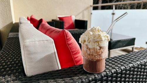 a cupcake sitting on top of a table at Piz Alpina die grosse, moderne Wohnung mit Bergsicht in Davos