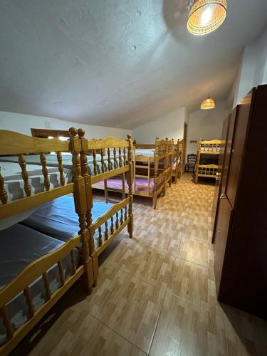 מיטה או מיטות קומותיים בחדר ב-El Regajo