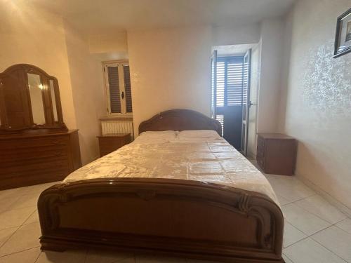 ein Schlafzimmer mit einem Bett mit einer Kommode und einem Spiegel in der Unterkunft Villa Castello in Montefalcione