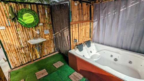 a bathroom with a bath tub and a toilet and a shower at Glamping Reserva del Roble in La Vega