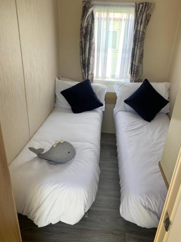 En eller flere senge i et værelse på Winchelsea sands holiday park