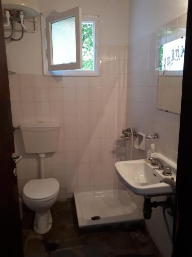 uma casa de banho com um WC e um lavatório em ART HOUSE NAFPAKTOS em Káto Platanítis