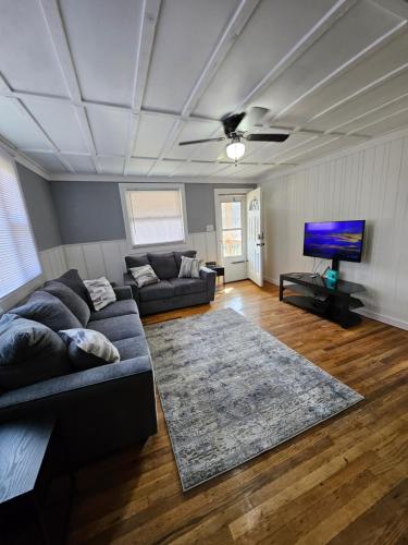 sala de estar con sofá y TV de pantalla plana en The Circleview Suite!, en Beckley