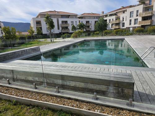 - une piscine au milieu d'un bâtiment dans l'établissement Appart 2 chambres climatisé piscine parkings, à Hyères