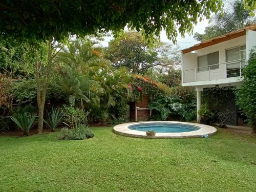 クエルナバカにあるCOLIVINGの家の前にスイミングプールがある庭