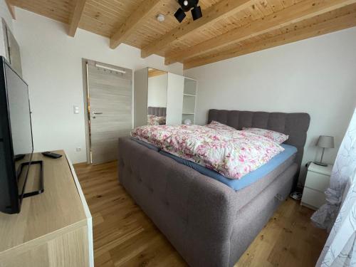 1 dormitorio con 1 cama y TV en Helles ruhiges Appartement im Grünen, en Dortmund