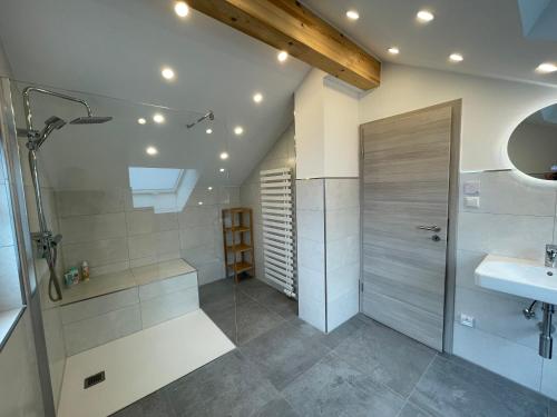 W łazience znajduje się prysznic i umywalka. w obiekcie Helles ruhiges Appartement im Grünen w Dortmundzie