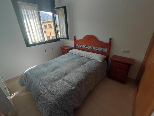 um quarto com uma cama grande e 2 janelas em Precioso apartamento con vistas em Posada de Llanes