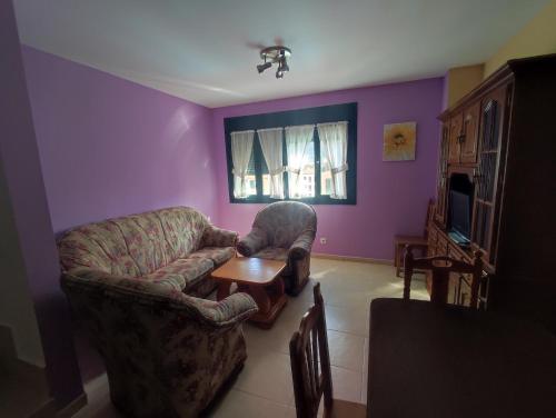 uma sala de estar com um sofá e uma mesa em Precioso apartamento con vistas em Posada de Llanes