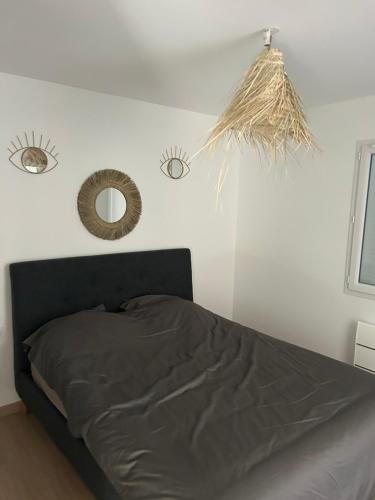 מיטה או מיטות בחדר ב-Aux portes de bordeaux Maison cocooning avec Piscine spa chauffé