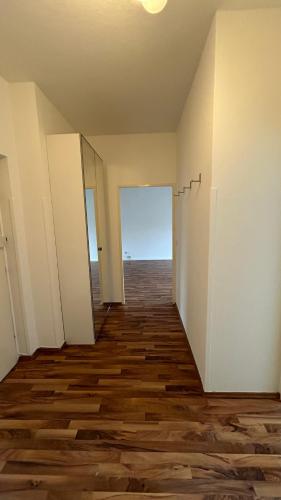 ein leeres Zimmer mit einem Flur und Meerblick in der Unterkunft Vienna cozy & lovely Apartment in Wien