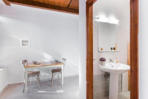 Billede fra billedgalleriet på Amazing apartment with private outdoor jacuzzi!! i Chania