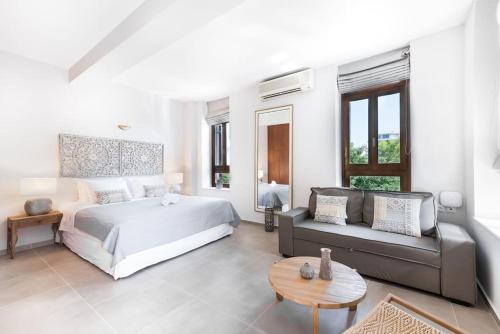 En eller flere senge i et værelse på Amazing apartment with private outdoor jacuzzi!!