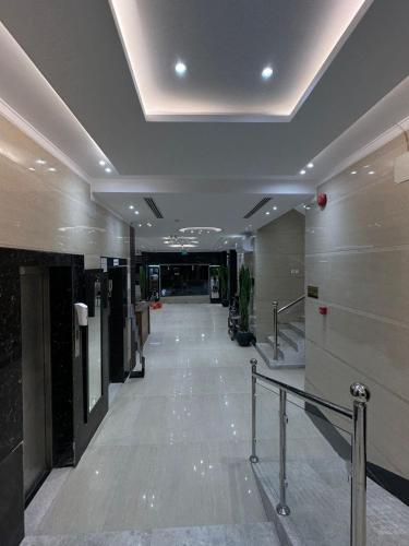 an empty hallway in a building with a hallway at ليوان الريان للشقق المخدومة Liwan Al-Rayyan for serviced apartments in Riyadh