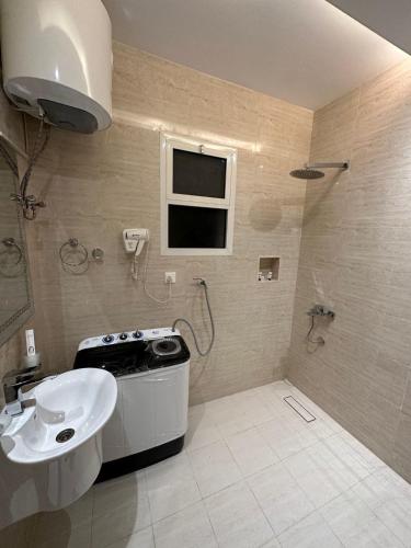 W łazience znajduje się umywalka, toaleta i prysznic. w obiekcie ليوان الريان للشقق المخدومة Liwan Al-Rayyan for serviced apartments w Rijadzie