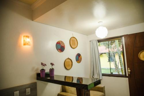 a room with a shelf and plates on the wall at Pousada Cipó Prata in Serra do Cipo