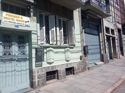 um edifício com uma porta azul numa rua em Hostel Bahia em Porto Alegre