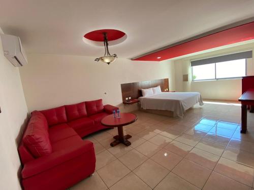 Autohotel Frances : غرفة معيشة مع أريكة حمراء وسرير