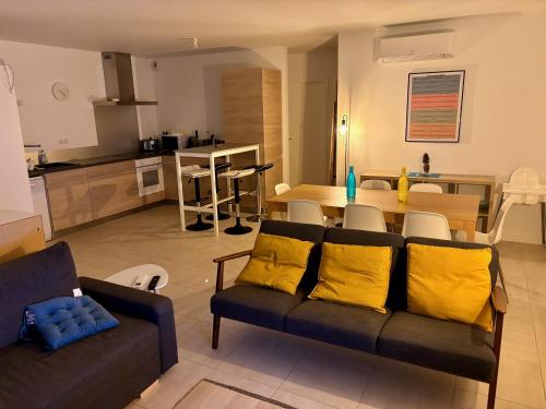 salon z kanapą i kuchnią w obiekcie La résidence la Pomme de Pin - Vieux-Boucau-les-Bains - 3 pièces, 6 personnes w mieście Vieux-Boucau-les-Bains