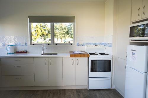 A kitchen or kitchenette at Mercury Bay Holiday Park