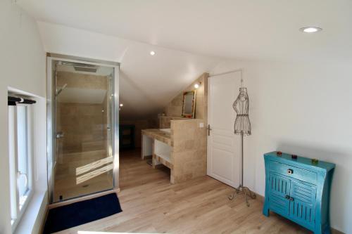 La salle de bains est pourvue d'une douche et d'une commode bleue. dans l'établissement En pleine nature dans les Gorges du Verdon, à La Verdière