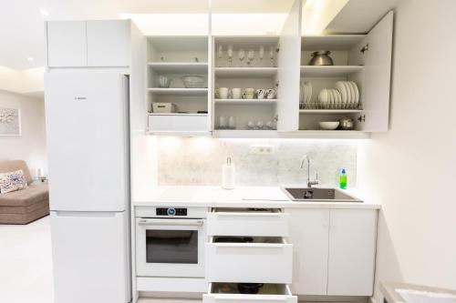 The Window Frame Studio - Easy Access to the Acropolis & Athens City Center