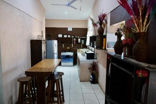 una cocina con mesa y taburetes. en Casa Pochotal, en Cartagena