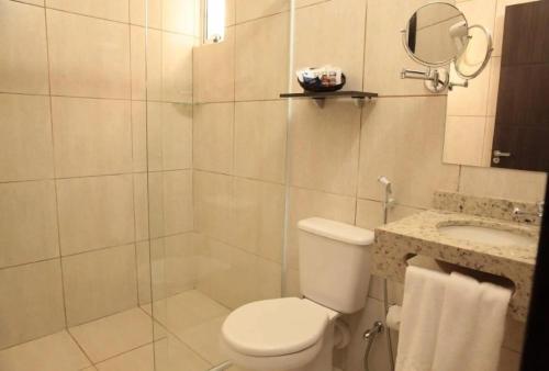 ein Bad mit einem WC, einer Dusche und einem Waschbecken in der Unterkunft Samba Três Lagoas in Três Lagoas