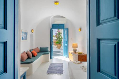 ピルゴスにあるElicriso Villaのリビングルーム(ソファ、青いドア付)