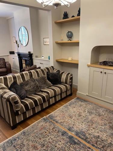 a living room with a couch and a rug at 2 bedroom cottage in Stamford in Lincolnshire