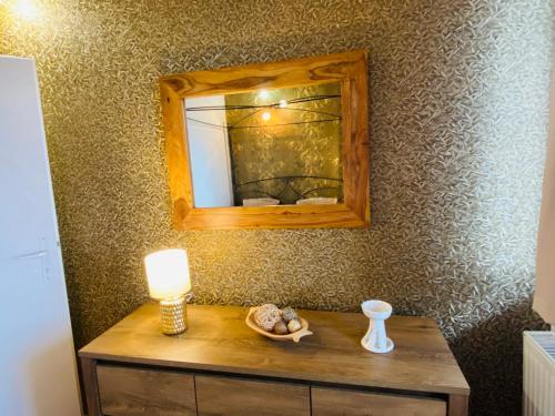 una mesa con un espejo y una vela en ella en Dream apartment en Bratislava