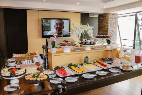 un buffet avec de nombreux types de nourriture sur une table dans l'établissement Hotel Miramar, à Lima